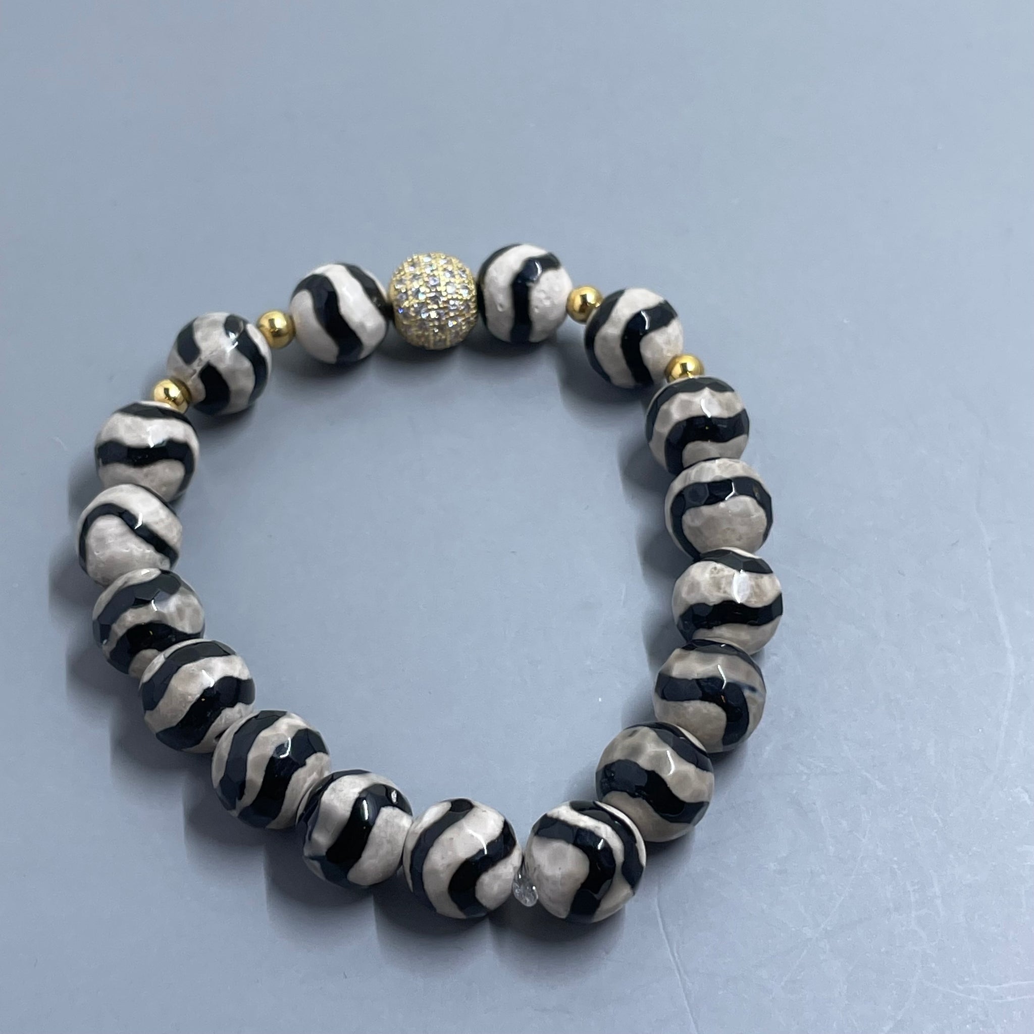 B&W Curve Dzi Agate Gold Zircon